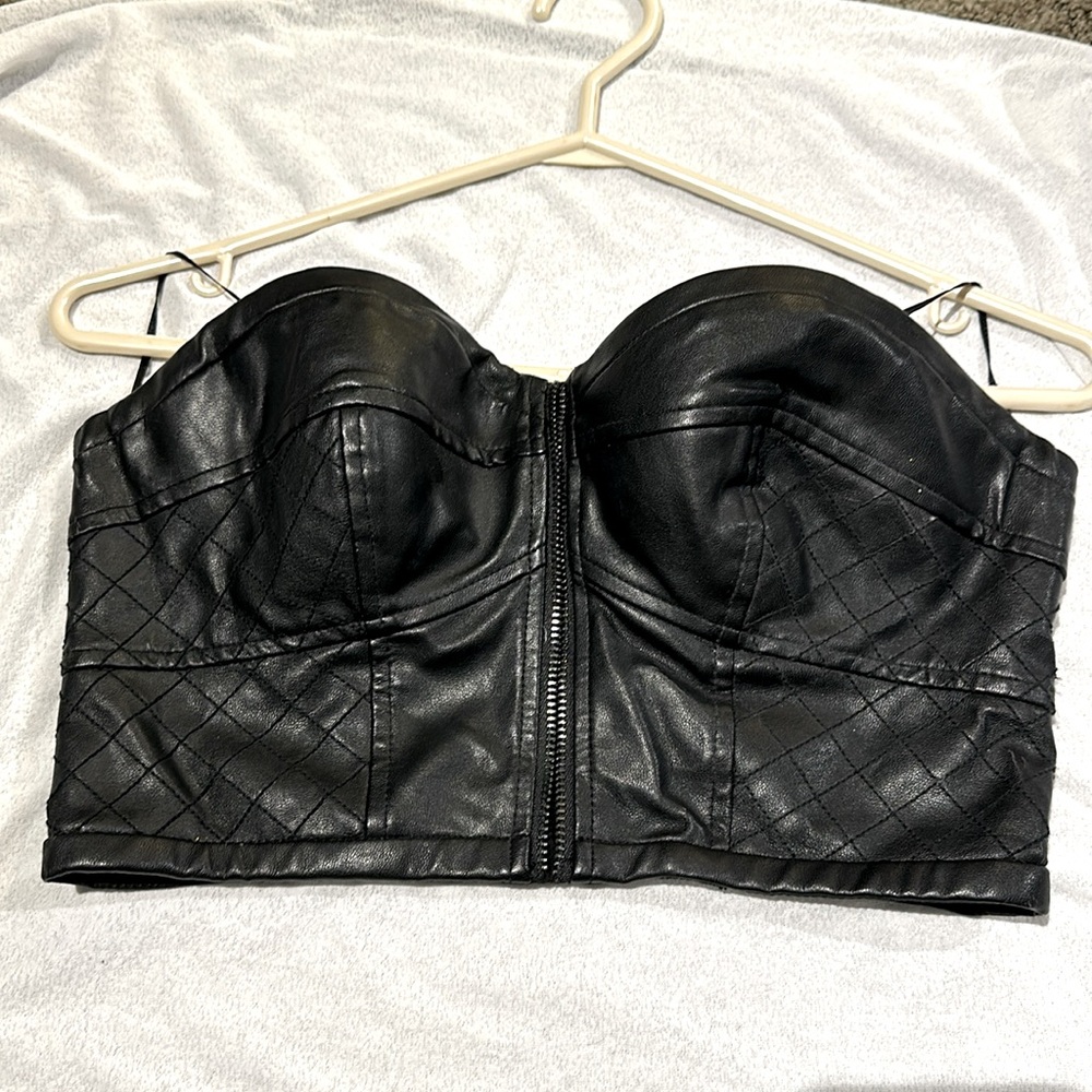 MEDIUM Faux leather GUESS crop top.